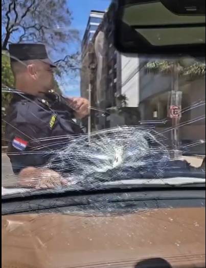 «Rompí el vidrio por impotencia» he’i chofer que fue chocado por la doña paseadora de policía