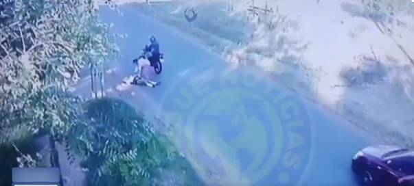 Motociclista atropella a estudiante y huye del lugar