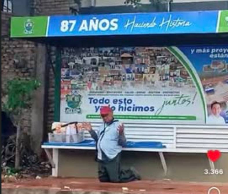 Imagen de hombre orando en la calle conmueve a las redes
