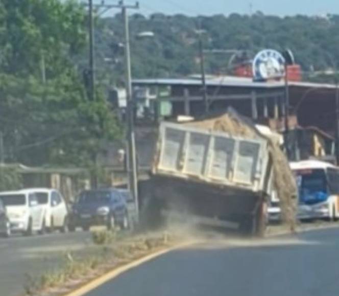 Conductor de camión sorprende al sortear una peligrosa situación sin frenos en Paraguay