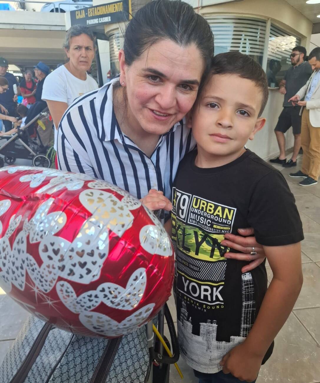 REENCUENTRO EMOCIONANTE: Madre regresa tras años y reconoce a su hijo “grande”