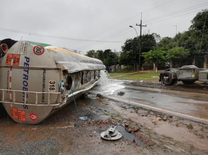 Susto tras derrame de combustible en la ruta